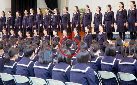 全校都是我後宮！高校唯一男學生「被159位女生圍繞」 他無奈揭開「悲慘校園生活」：每天都爽到很痛苦
