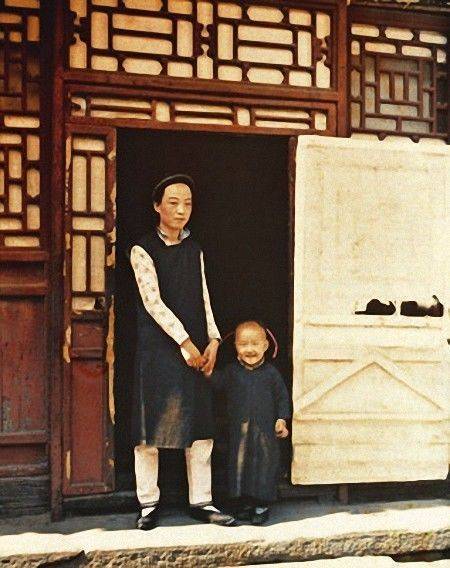 108年前，這個法國人拍下中國最早彩色照片，留下72000張彩照卻被罵白癡孤獨而離世