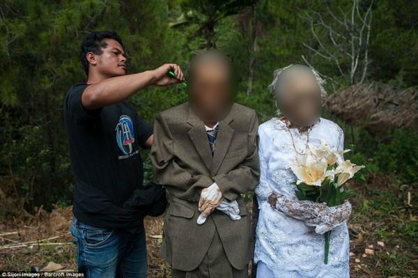 印尼拖拉雅族「超特殊清明儀式」　親手開棺「把亡者叫起來」還幫遺體幫穿新衣上街開趴！