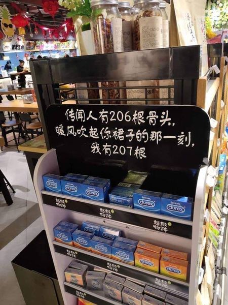 一哥們出了車禍，醫生給他把胳膊腿都用繃帶綁起來了。  