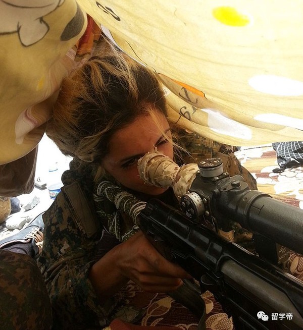 22歲女狙擊手獨自殺死100名ISIS，他們懸賞3000萬想抓她當性奴！沒想到她剛回國卻慘被··· 