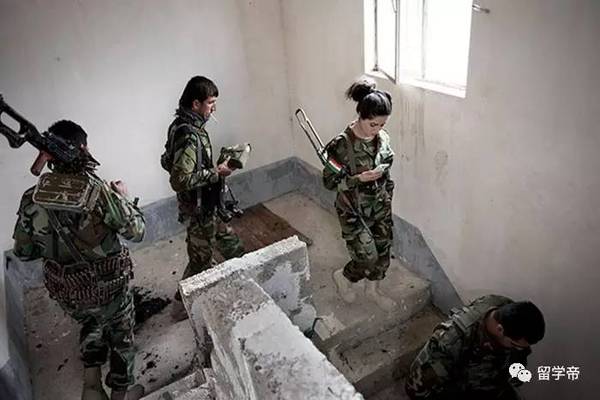 22歲女狙擊手獨自殺死100名ISIS，他們懸賞3000萬想抓她當性奴！沒想到她剛回國卻慘被··· 
