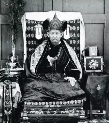 喇嘛離世前交代弟子「50年後再把他挖出來」,弟子照做之後…卻在棺木內看到令他們詫