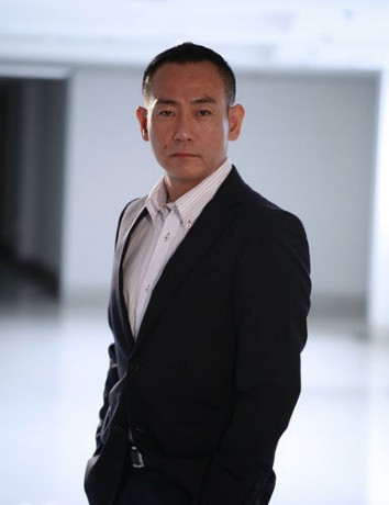 52歲香港TVB視帝出櫃，與小鮮肉男友大曬大尺寸調情照，男友終於被父親認可