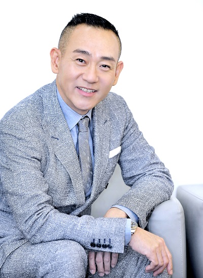 52歲香港TVB視帝出櫃，與小鮮肉男友大曬大尺寸調情照，男友終於被父親認可