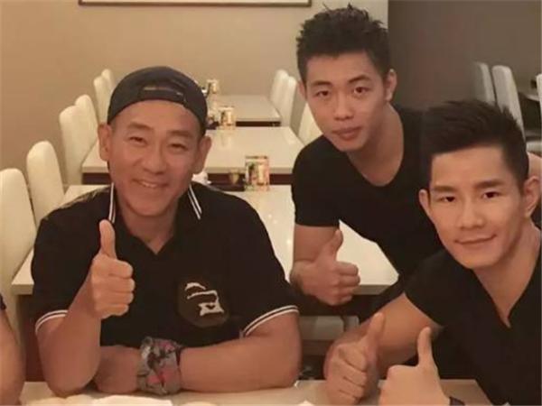 52歲香港TVB視帝出櫃，與小鮮肉男友大曬大尺寸調情照，男友終於被父親認可