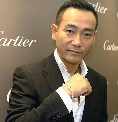 52歲香港TVB視帝出櫃，與小鮮肉男友大曬大尺寸調情照，男友終於被父親認可