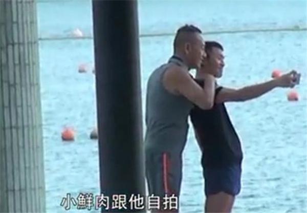 52歲香港TVB視帝出櫃，與小鮮肉男友大曬大尺寸調情照，男友終於被父親認可