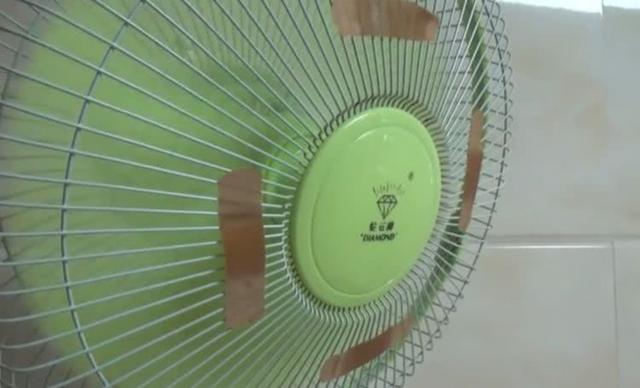  他拿「OK蹦貼電風扇」校舍室友全都搶著學！超神DIY「省下好多電費」還能助你一夜好眠！