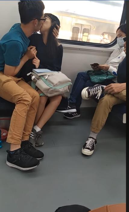 情侶搭火車狂吻！妹子埋頭苦幹簌簌叫...「爽到翻白眼」乘客全程觀戰看傻：嘴巴還含...