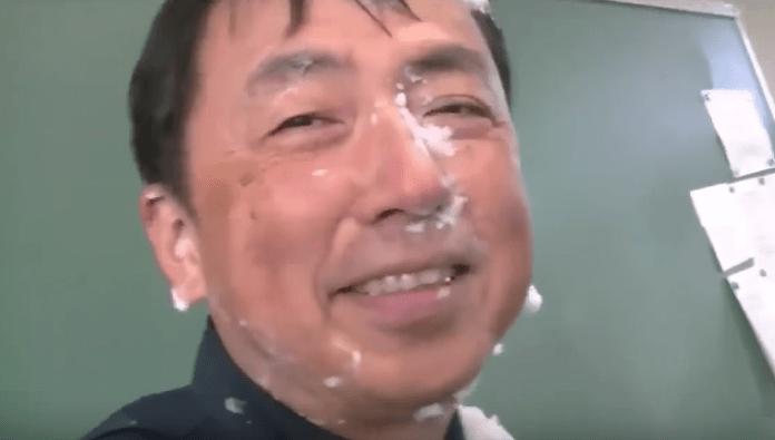他砸派幫老師慶生，沒想到老師大暴走，學生嚇到冒冷汗，看到最後才發現真是個好老師！