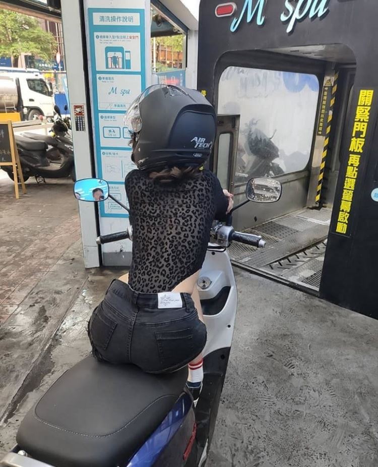 洗車場噴鼻血！新北中和「熱褲妹」正面曝光網暴動：該洗車了！