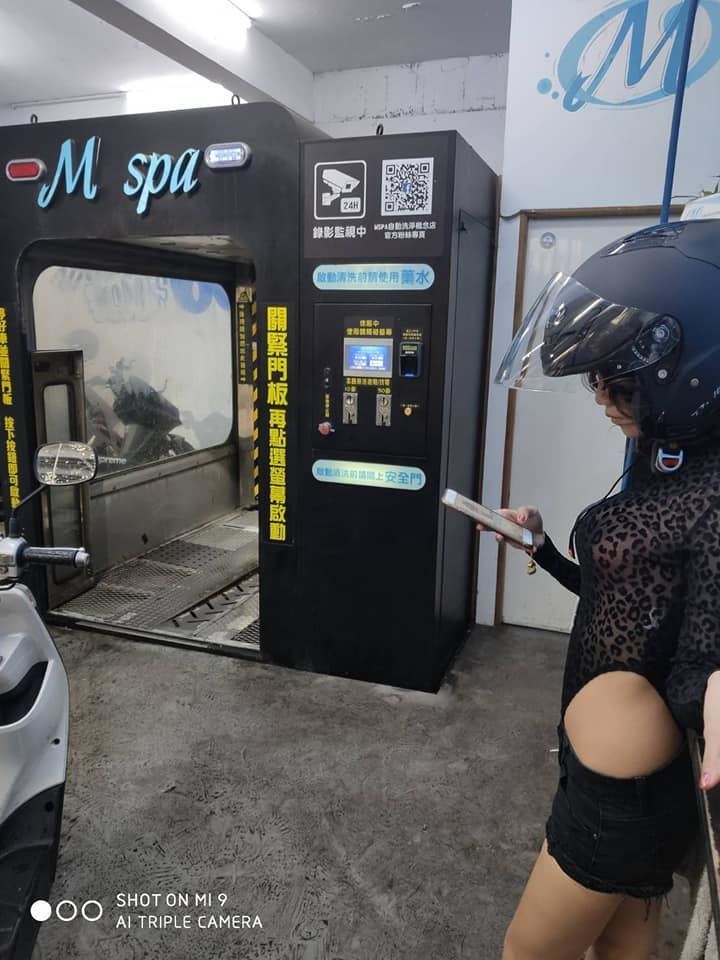 洗車場噴鼻血！新北中和「熱褲妹」正面曝光網暴動：該洗車了！