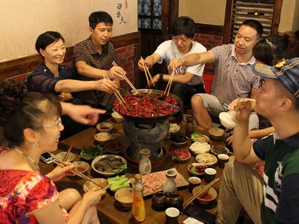 硬要收共鍋費？她帶7個月女兒吃飯「店員突然衝來討錢」　PO網控訴「對方還拒絕聯絡」下場慘了 