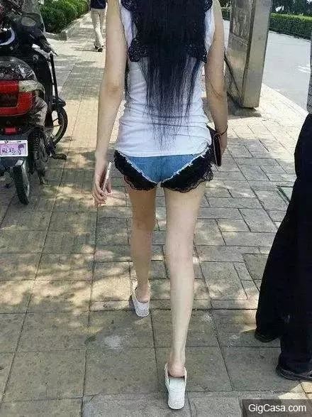 搞笑精選：因為妹子發生了一起交通事故 !