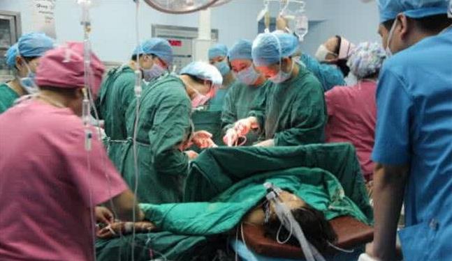 5歲女兒每天拿著媽媽衣服外出，爸爸跟蹤後淚流滿面