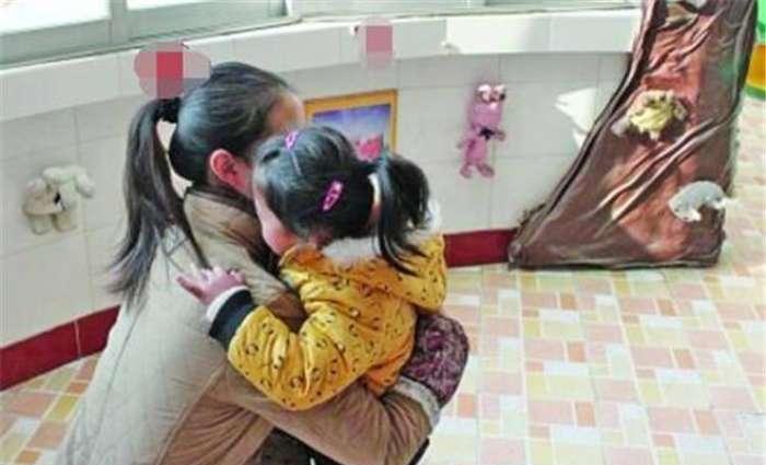 5歲女兒每天拿著媽媽衣服外出，爸爸跟蹤後淚流滿面