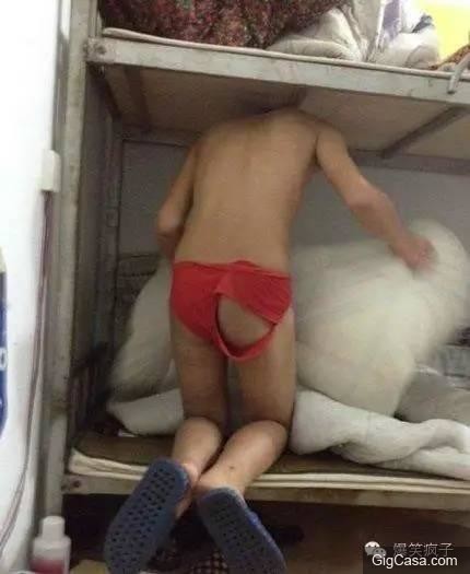 這不是活虐單身狗嘛！坐個地鐵都讓單身狗淚奔！ 