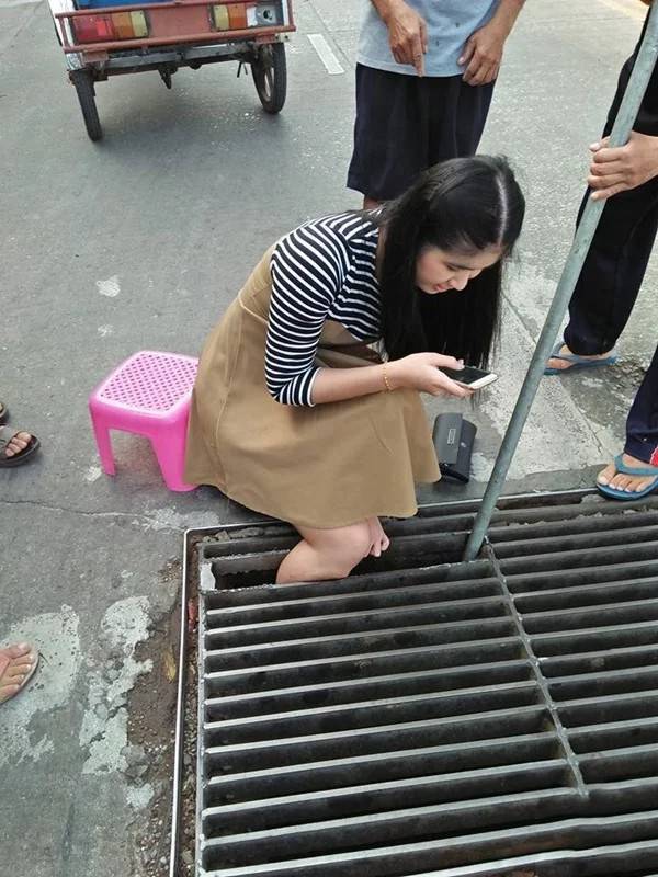 女子「整隻小腿卡進水溝蓋」卻笑著，把腿提起來的那一刻，她卻大哭了！