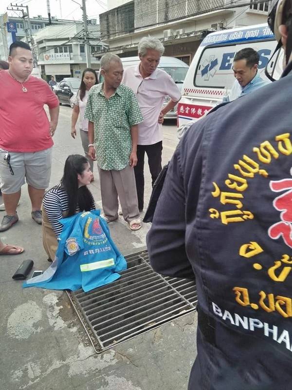女子「整隻小腿卡進水溝蓋」卻笑著，把腿提起來的那一刻，她卻大哭了！
