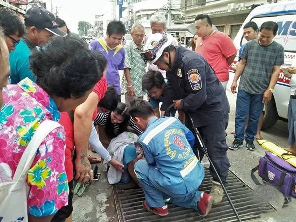 女子「整隻小腿卡進水溝蓋」卻笑著，把腿提起來的那一刻，她卻大哭了！
