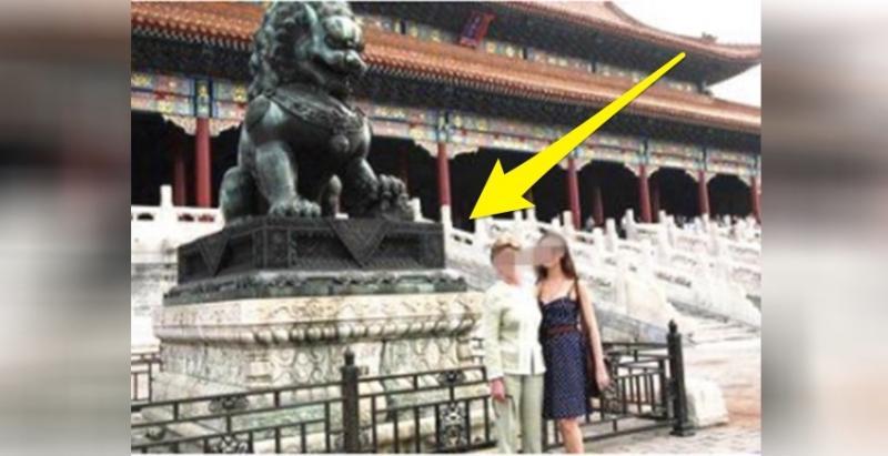 一名女網友分享和奶奶去「北京故宮」出遊的照片，才剛打開爺爺竟「臉色鐵青」大喊「很危險，快刪掉」
