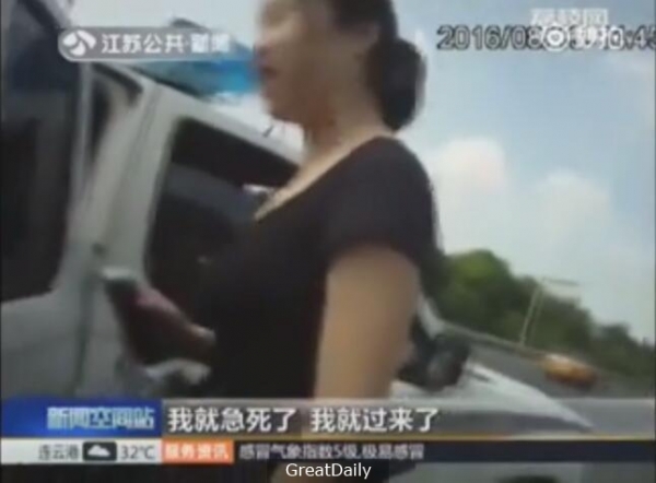扯炸了！女駕駛開車開到「中暑」報警求助...警察打開車門大傻眼：她腦袋裝屎嗎?!