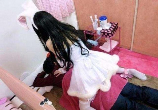 23張照片讓我笑到肚子痛！妹子的胸好挺啊！美女，風太大了，再不躲起來就要掉出來了！