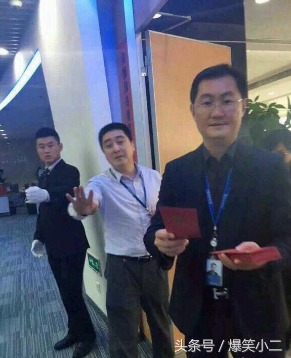 23張照片讓我笑到肚子痛！妹子的胸好挺啊！美女，風太大了，再不躲起來就要掉出來了！