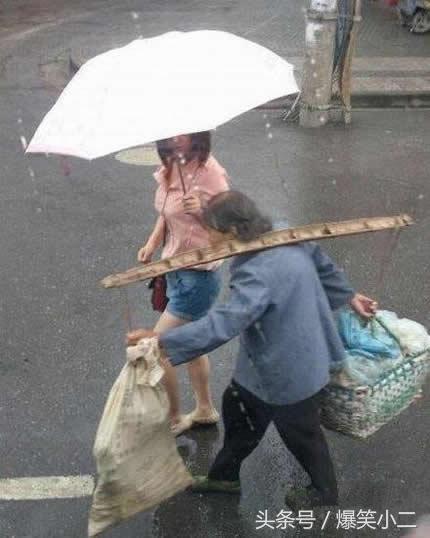 23張照片讓我笑到肚子痛！妹子的胸好挺啊！美女，風太大了，再不躲起來就要掉出來了！