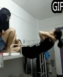 23張照片讓我笑到肚子痛！妹子的胸好挺啊！美女，風太大了，再不躲起來就要掉出來了！