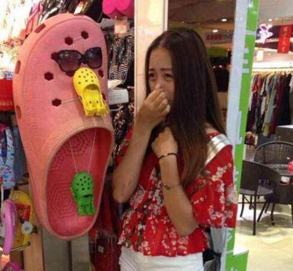 23張照片讓我笑到肚子痛！妹子的胸好挺啊！美女，風太大了，再不躲起來就要掉出來了！