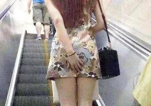 30張搞笑圖，妹子明知道衣服不防水還硬要游泳，難怪差一點就要被看穿啦了！ 
