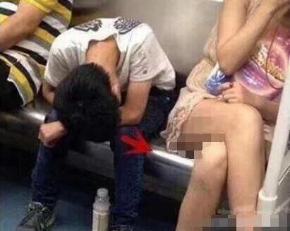 30張搞笑圖，妹子明知道衣服不防水還硬要游泳，難怪差一點就要被看穿啦了！ 