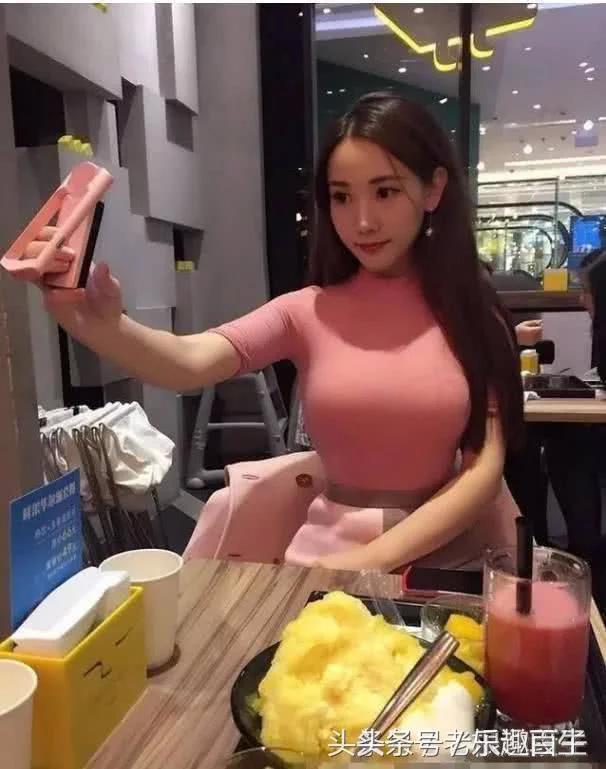 30張搞笑圖，妹子明知道衣服不防水還硬要游泳，難怪差一點就要被看穿啦了！ 