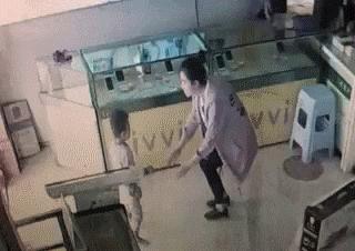 30張搞笑圖，妹子明知道衣服不防水還硬要游泳，難怪差一點就要被看穿啦了！ 