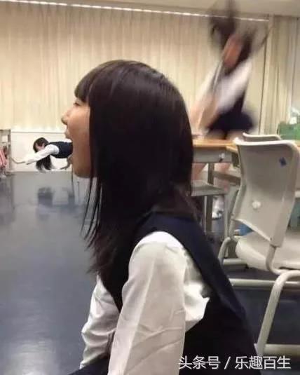 30張搞笑圖，妹子明知道衣服不防水還硬要游泳，難怪差一點就要被看穿啦了！ 
