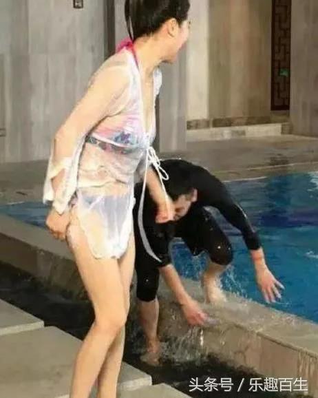 30張搞笑圖，妹子明知道衣服不防水還硬要游泳，難怪差一點就要被看穿啦了！ 