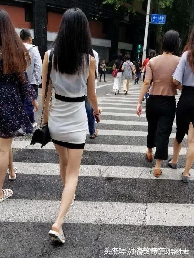30張搞笑圖，妹子明知道衣服不防水還硬要游泳，難怪差一點就要被看穿啦了！ 