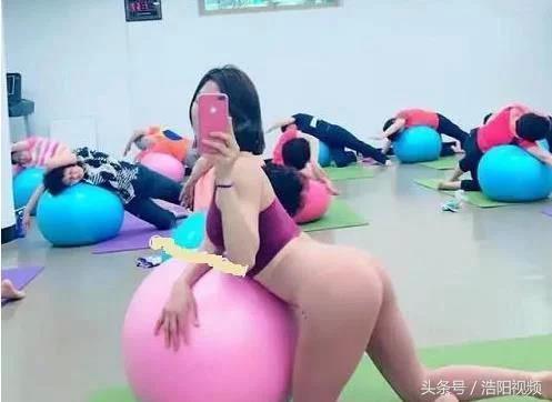 30張搞笑圖，妹子明知道衣服不防水還硬要游泳，難怪差一點就要被看穿啦了！ 