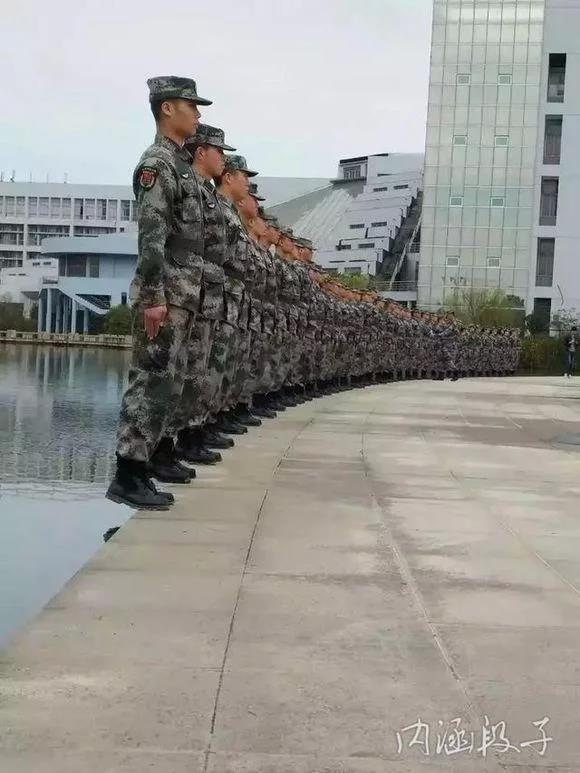 30張搞笑圖，妹子明知道衣服不防水還硬要游泳，難怪差一點就要被看穿啦了！ 