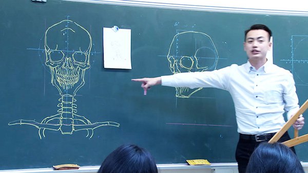 台灣帥講師把黑板當畫布　手繪超精緻「人體透視圖」強大到讓你不想看3D人骨架