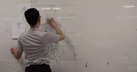 台灣帥講師把黑板當畫布　手繪超精緻「人體透視圖」強大到讓你不想看3D人骨架