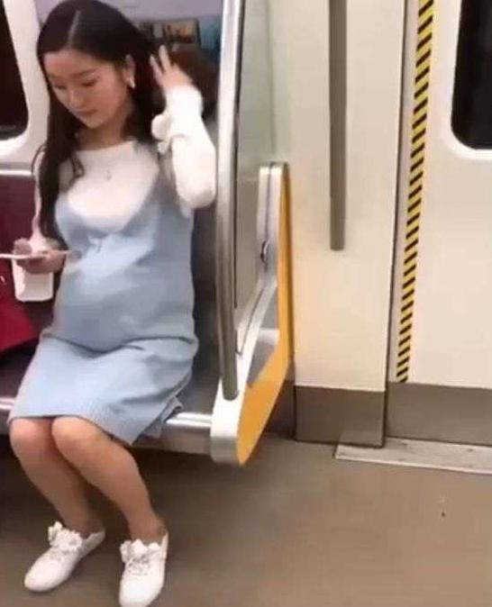 地鐵上「最美孕婦」的舉動意外惹怒眾人，網友砲轟：沒有道德底線！ 