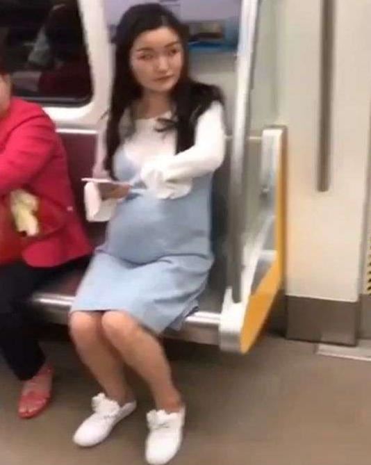 地鐵上「最美孕婦」的舉動意外惹怒眾人，網友砲轟：沒有道德底線！ 