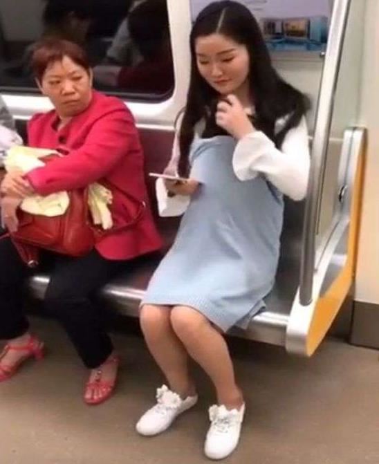 地鐵上「最美孕婦」的舉動意外惹怒眾人，網友砲轟：沒有道德底線！ 