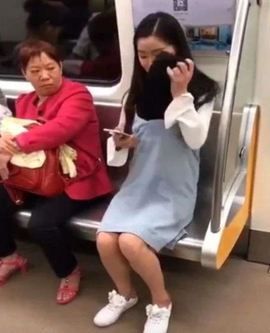 地鐵上「最美孕婦」的舉動意外惹怒眾人，網友砲轟：沒有道德底線！ 