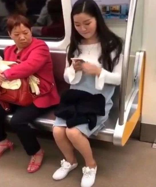 地鐵上「最美孕婦」的舉動意外惹怒眾人，網友砲轟：沒有道德底線！ 