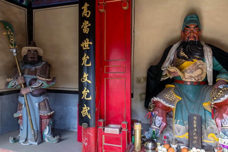 女兒拜拜「笑太歲長得奇怪」…下秒「眼睛腫成貢丸」神明懲罰馬上到！媽趕緊道歉