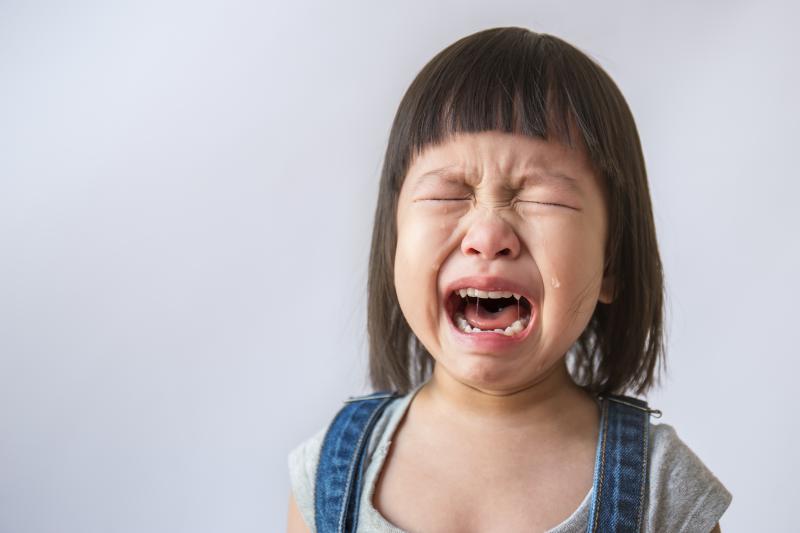 女兒拜拜「笑太歲長得奇怪」…下秒「眼睛腫成貢丸」神明懲罰馬上到！媽趕緊道歉